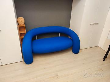Divano blu a tubo - design italiano
