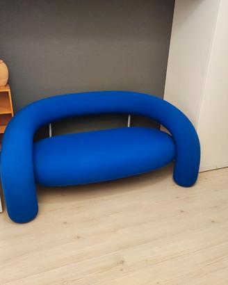 Divano blu a tubo - design italiano