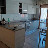 Cucina con elettrodomestici 