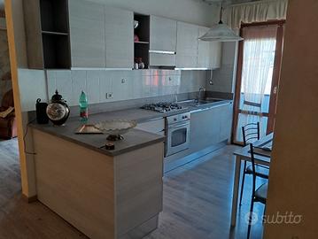 Cucina con elettrodomestici 