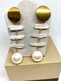 Orecchini bianchi/oro pendenti a lobo con perle