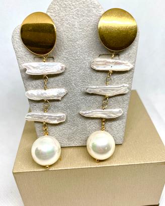 Orecchini bianchi/oro pendenti a lobo con perle