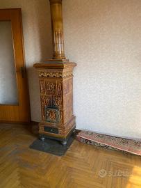 Stufa di Castellamonte in maiolica.