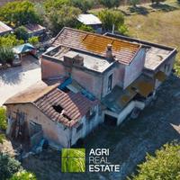 Porzione di casale con corte e terreno | TR444