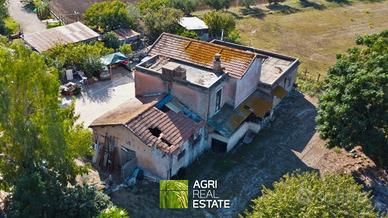 Porzione di casale con corte e terreno | TR444