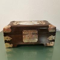 Scatola portagioie cinese con medaglione