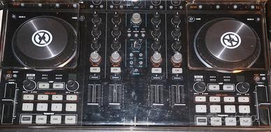 Console Traktor s4 mkII + Flight case Magma