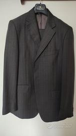 Completo elegante uomo con giacca e pantaloni