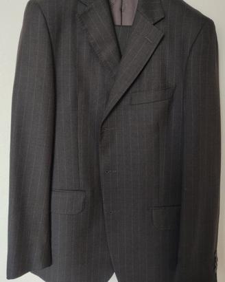 Completo elegante uomo con giacca e pantaloni