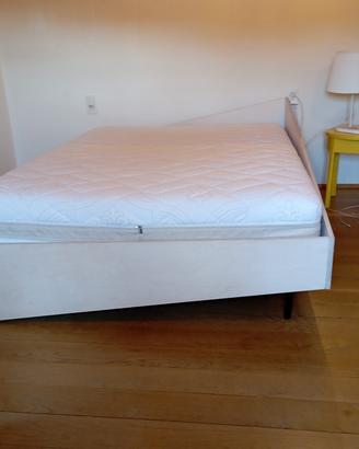 letto di design in legno chiaro