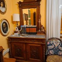 Mobile intarsiato legno scuro con specchiera