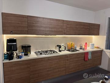 Cucina con elettrodomestici