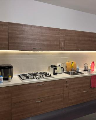 Cucina con elettrodomestici