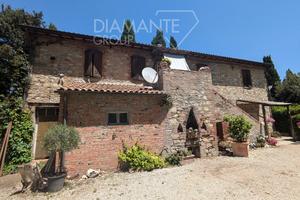 Casale in pietra e mattoni con terreno ed annesso