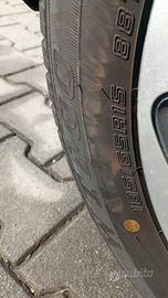 4 cerchi complete di gomme e copri cerchi 95% nuov