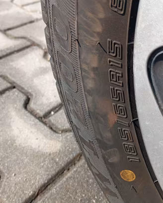 4 cerchi complete di gomme e copri cerchi 95% nuov