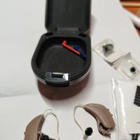 coppia di apparecchi acustici 