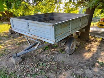 Carro con luci e ruota di scorta