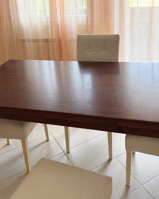 Tavolo in legno marrone