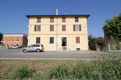 2 LOCALI A PARMA