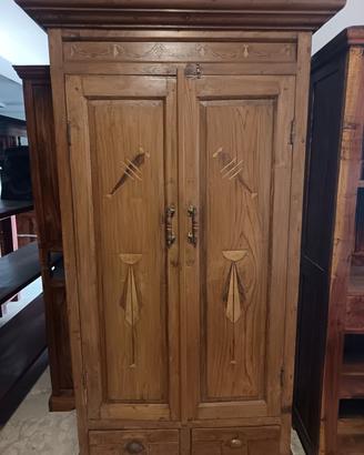 Armadio in legno massello intarsiato a mano