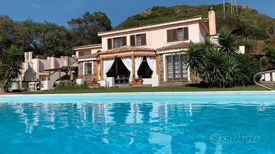 Villa vista mare con piscina. 6 camere 5 bagni
