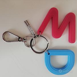 Portachiave con iniziali e logo di Mandarina Duck