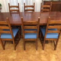 Tavolo con  sei sedie in noce