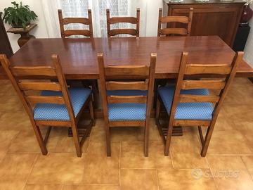 Tavolo con  sei sedie in noce