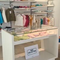 bancone espositivo con vetrina