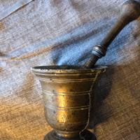 Antico mortaio con pestello in bronzo