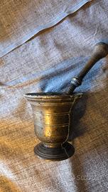 Antico mortaio con pestello in bronzo