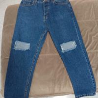 jeans lavaggio scuro con rotture sul ginocchio 