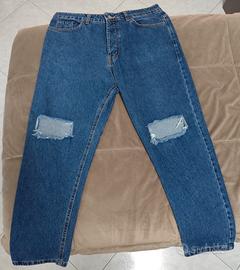 jeans lavaggio scuro con rotture sul ginocchio 
