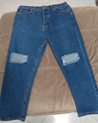 jeans lavaggio scuro con rotture sul ginocchio 