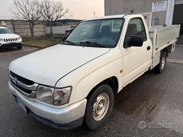 Toyota Hilux 2.5 D-4D 2WD 2p. Cabinato
