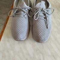 scarpe grigio chiaro da ginnastica o altro 