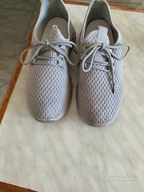 scarpe grigio chiaro da ginnastica o altro 