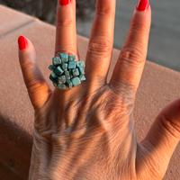 Anello in metallo con pietre tipo turchese