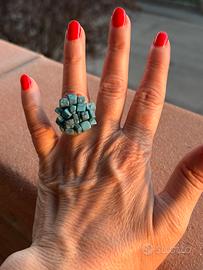 Anello in metallo con pietre tipo turchese