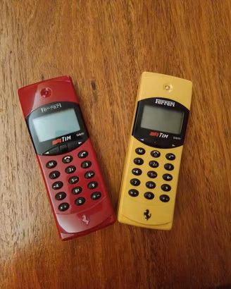 2 telefoni gsm Ferrari da collezione 