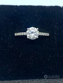 Anello in oro bianco e zirconi