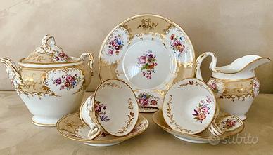 Set da tè con tazze e piattini e zuccheriera