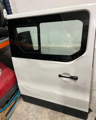 PORTA LATERALE RENAULT TRAFIC 2016 CON  VETRO