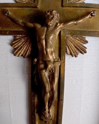 Antico Crocifisso in bronzo dorato epoca 900