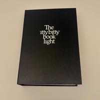 THE ITTY BITTY BOOK LIGHT by ZELCO LUCE  PER LIBRI