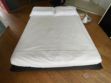 Bel Letto ‘alla giapponese’ in legno tinto wenge