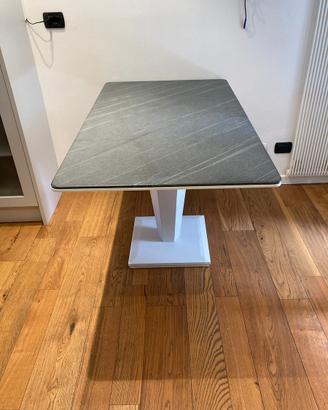 Tavolo artigianale con piano in pietra