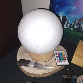 Lampada a forma di Luna rotante a colori