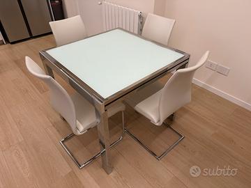Tavolo quadrato allungabile con quattro sedie